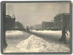 Verschneite Straße Unter den Linden mit Blick Richtung West, links die Oper, rechts die Universität