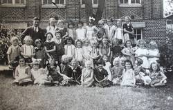 Klassenfoto einer Mädchenklasse der Volksschule Neubrandenburg