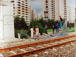 Spielende Kinder an Mauerresten zum Märkischen Viertel