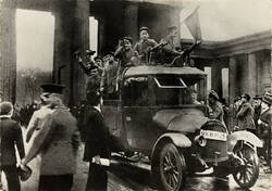 "9. November 1918 - Berlin, am Brandenburger Tor"