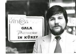 o.T., Klaus Hanusa vor dem Cinema Princess, Tauentzienstr. 8