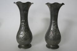 Zwei identische Zinn-Vasen, bauchig, Jugendstilornamentik mit Maiglöckchen und Margeriten