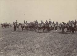Angehörige des deutschen Heeres zu Pferde auf einem Feld