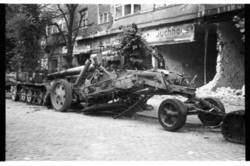 Düsseldorfer Straße. Liegengebliebene Militärfahrzeuge (Sd.Kfz. 8 und Artillerie: 21 cm Mörser 18)