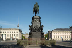 corona berlin.   (Denkmal Friedrich II. Unter den Linden mit Blick Richtung Ost. Links die Humboldt-Universität, rechts die Deutsche Staatsoper);