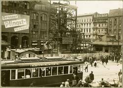 Das Standbild der Berolina auf dem Alexanderplatz vor dem Kaufhaus Tietz, eingerüstet