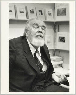 "Der Schauspieler und Regisseur Bernhard Wicki auf dem Stand des Nicolai-Verlages auf der Frankfurter Buchmesse 1989"