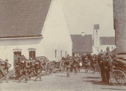Deutsche Soldaten passieren während eines Manövers eine Ortschaft