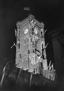 Turm des Roten Rathauses zur 700 Jahr-Feier