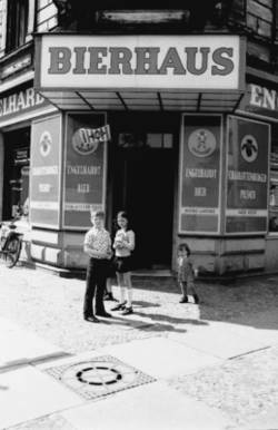 o.T., Straßenszene: Kinder vor der Kneipe "Bierhaus" mit Werbung für Engelhardt-Bier, Charlottenburger Pilsner