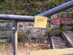"Alles wird gut". Zettel mit gemaltem Regenbogen an einem Treppengeländer im Volkspark Friedrichshain