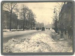 Winterliche Straßenszene Unter den Linden mit Denkmal Friedrich II., Blick Richtung Osten