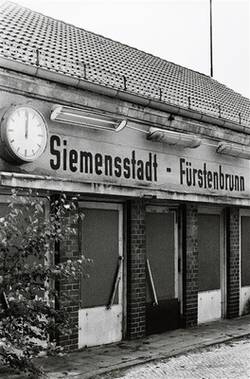 Stillgelegt: Siemensstadt-Fürstenbrunn. (Bahnhofsgebäude / 2 Lehrter Bahn 4)