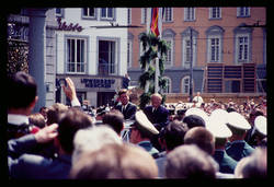 Bonn Marktplatz/ Kennedy u. Adenauer im offenen Wagen in Menschenmenge