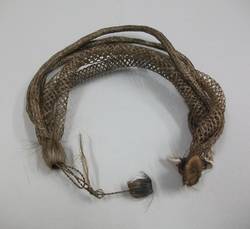 Armband aus Haaren mit Perlenverzierung;