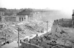 Trümmer des gesprengten Westportals der Reichskanzlei