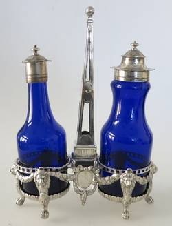 Friedrich Jacob Stolz(e),Huilier (Essig-und Ölständer), Silber mit zwei Glasflaschen