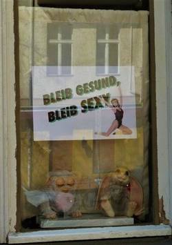 "BLEIB GESUND, BLEIB SEXY" . Schild in einem Fenster in Neukölln-Rixdorf