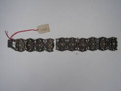 Armband mit Gliedern, in der Mitte Weißperlen (zwei Teile, Verbindungsglieder fehlen)