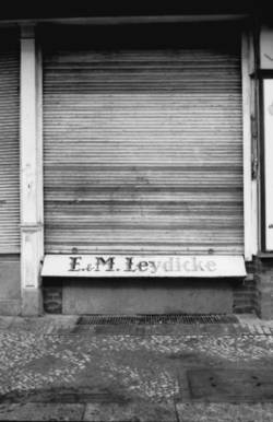 o.T., Wein- und Spirituosen-Handlung L.& M. Leydicke, Mansteinstraße 4, mit Jalousie verschlossenes Fenster