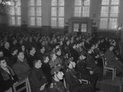 Gladow-Prozess: Zuhörer im großen Festsaal des sowjetzonalen Reichsbahngebäudes