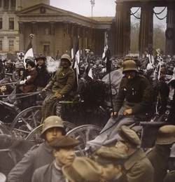 Soldatenmenge am Brandenburger Tor