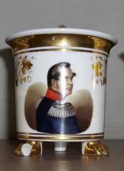 Walzentasse mit Klauenfüßen, Porträt König Friedrich Wilhelm IV. von Preußen;