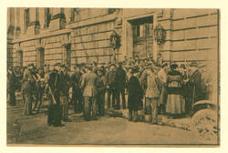 Soldaten, die sich dem Arbeiter- und Soldatenrat zur Verfügung gestellt haben, vor dem Reichstagsgebäude am 10.11.18
