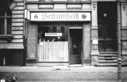 o.T., "Schultheiss"-Kneipe (Hausnummer 54) mit Werbung für Scharlachberg und alter Jugendstil-Werbung für Bayr.Bier, Arac, Cognac und Rum