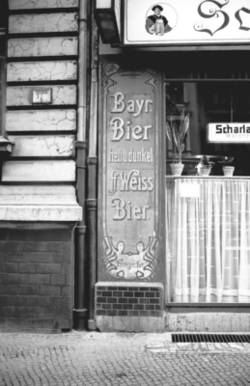 o.T., "Schultheiss"-Kneipe (Hausnummer 54) - alte Jugendstil-Werbung für Bayr.Bier