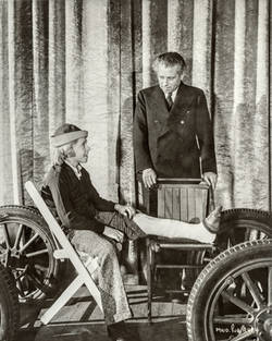 Regisseur Max Reinhardt mit Mickey Rooney, der sich bei den Dreharbeiten als Puck ein Bein gebrochen hatte