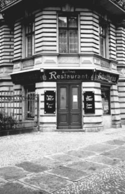 o.T., Eck-Kneipe "Ausner´s Restaurant", Hagelberger Straße 48,  mit Werbung für Schultheiss-Bier, Berliner Weiße, Cognac und Likör