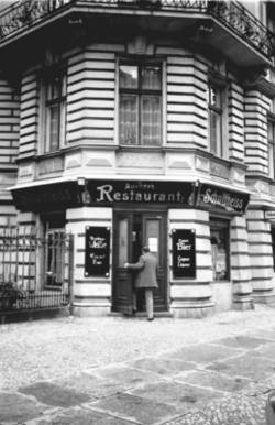 o.T., Eck-Kneipe "Ausner´s Restaurant", Hagelberger Straße 48, mit Werbung für Schultheiss-Bier, Berliner Weiße, Cognac und Likör