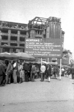 Volksbegehren zur deutschen Einheit vom 23. Mai bis 13. Juni 1948. Unterschriftenstände am Potsdamer Platz