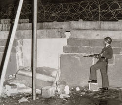 Mauerbau 1961, Soldat mit Waffe