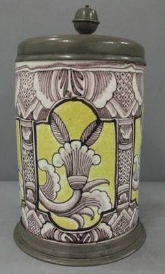 Walzenkrug mit Zinndeckel, Pilaster und floraler Dekor;