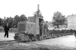 Lokomotive mit Besatzung an der Spitze einer Trümmerbahn