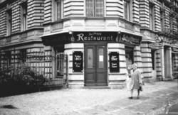 o.T., Eck-Kneipe "Ausner´s Restaurant" mit Werbung für Schultheiss-Bier, Berliner Weiße, Cognac und Likör
