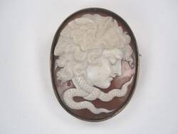 Brosche mit reliefiertem Profilkopf "Haupt der Medusa"