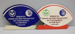 Zwei Werbeaufsteller für Mitglieder der Einkaufs- und Liefer-Genossenschaft des Friseurhandwerks von Groß-Berlin;