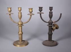 Zwei reich ornamentierte, dreiflammige Kerzenleuchter;