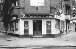 o.T., Eck-Kneipe/Lokal/Gaststätte "Zur Zwitscherklause", Berthelsdorfer Straße, mit Werbung für Pilsator- und Schultheiss-Bier