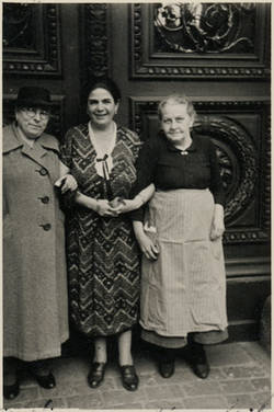 Friedrichsgracht 58. Lilli Lenz-Schwanzara mit Frau Maurer und Portiersfrau Mießner vor Eingangstür