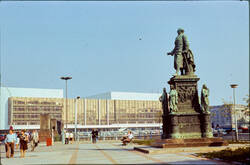 Standbild des Freiherrn Karl vom und zum Stein. Im Hintergrund der Palast der Republik und der Berliner Dom
