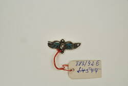 Brosche,  Jugenstilform mit stilisierten blauen Flügeln und drei Perlen
