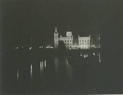 Sparkassengebäude auf dem Mühlendamm, angestrahlt bei Nacht während der Lichtwoche 1930
