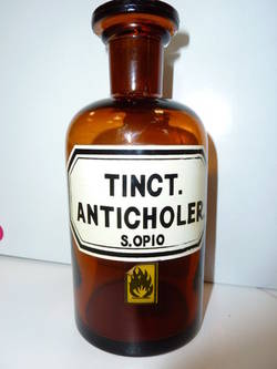 Apothekenflasche für "TINCT. / ANTICHOLER. / S. OPIO" (Opiumtinktur?) aus der St. Rupertus-Apotheke Kreuzberg