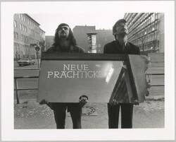 "Johannes Grützke+Manfred Hamm vor dem Museum der Neuen Prächtigkeit in der Pallasstraße 14 in Berlin-Schöneberg Photo: Mathias Köeppel"