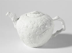 Teekanne mit Deckel, reliefierter Blumendekor;