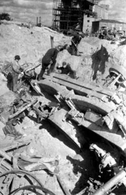 Mehrere Männer suchen Materialien aus den Weltkriegs-Trümmern.